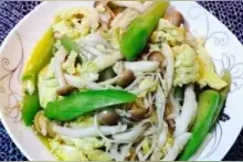 私房菜谱：蟹味菇炒丝条，美味健康，营养好吃图片