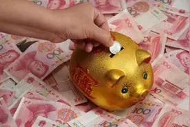 有20万的人，你还在存定期存款？银行员工：这样存一年利息近万元图片