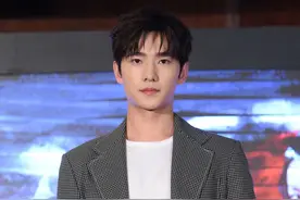 杨洋穿西服插兜有范，搭配白色T恤休闲感满满图片