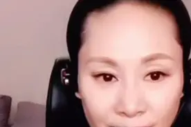 55岁于文华想起旧日情伤？直播时谈感情问题，面色发苦眼眶泛红图片