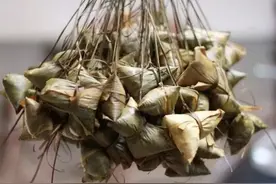 不会包粽子的快学，用矿泉水瓶包粽子，包出来的粽子紧实不漏馅图片