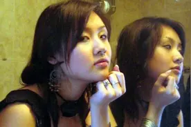 印度人到中国点了一只叫花鸡，上桌后暗喜：中国人果然穷到吃土！图片