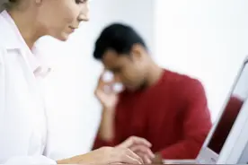 22岁大学男生踢球骨折：医生告知腿伤痊愈，但他却走不了路！原来是心病犯了图片