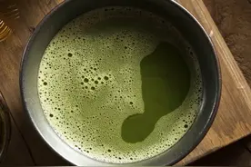 日本抹茶道：顶级绿茶不用泡，热水融化碧绿养眼！