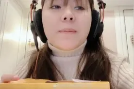 小团团直播不慎露出真面目，脸蛋圆圆长相普通，王思聪看了想退网图片