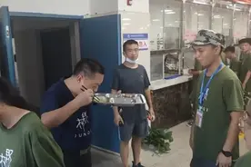 中学校长吃学生剩饭，不应一味质疑作秀、不卫生：若只动口不行动，“骗”不过孩子的眼睛图片