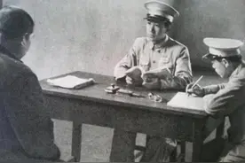 1949年，此人在天安门乱扔烟头被捕，原来是密谋搞破坏的军统特务图片