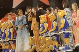 凤凰传奇重回星光大道，玲花险些摔伤，靠李玉刚搀扶回座位图片