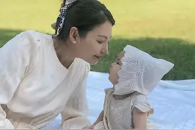 张雨绮露营被偶遇，拿玩具逗小孩玩耍还低头眯眼索吻，好温柔图片