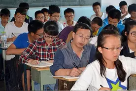 年薪10万的班长组织2场同学聚会，收到8条信息，直言再也不带头图片