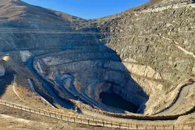 废弃坑洞蓄水而成的人工湖，本来没有鱼，那水中的鱼从何而来？图片