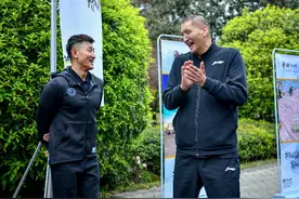 又变样了！46岁巴特尔再露面不再暴瘦 和56岁妻子恩爱如初图片