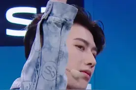 蔡徐坤黄明昊同框跳《情人》，网友：气质这东西真装不出来图片