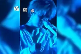 薛之谦演唱中打嗝，笑到整段垮掉：上场前吃多了，没消化视频封面