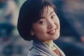 从意气风发到"瘫坐轮椅"，被老公气进医院离婚的陈红，现状如何？图片