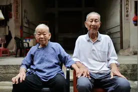 羡慕！南安这对百岁夫妻，穿针劈柴样样行，两人越活越恩爱图片