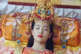 南京出土朱元璋女儿墓，里面居然还住有活人，就躺在公主的棺材上图片