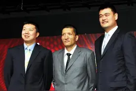 天生神力巴特尔，小学身高近1米8学篮球，曾单手掀翻奥尼尔图片