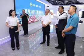 刘志杰在吕梁山护工服务中心视察指导工作图片