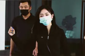 吴宣仪穿黑色运动套装秀美腿，搭白鞋步伐轻盈活力满屏图片