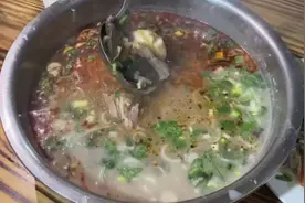 江苏小镇上的羊肉汤，因老板娘貌美如花，位置偏远也不愁没生意图片