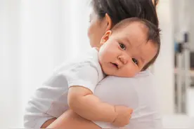 婴儿谁带就跟谁亲？孩子建立依赖感也有“黄金期”，错过很难弥补图片