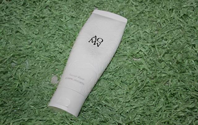 这些洗面奶，强力吸附毛孔中脏污，清除多余油脂，让肌肤感到放松