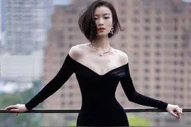 倪妮真给“85花”长脸，穿紧身丝绒裙优雅似贵妇，身材好确实抢镜图片