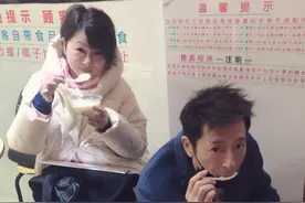 吕颂贤刘玉翠等人聚会，4位港星蹲马路边吃双皮奶好接地气图片