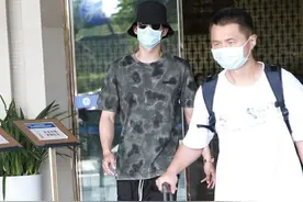 黄景瑜包裹严实装扮慵懒帅颜难挡 昂首挺胸潇洒赶路气质雅痞图片