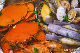 几种小海鲜一起用砂锅焗，原汁原味味道超级鲜甜图片