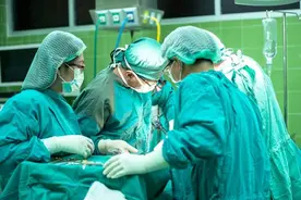 大二医学生为患者做手术，还未取得医师资格证图片