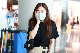 棉袜不香了，今夏流行丝袜搭这5款鞋，时髦又显腿细，女星都心动图片