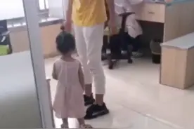 3岁女孩打完针后越想越气，非要找医生“报仇”，宝妈：拦不住图片