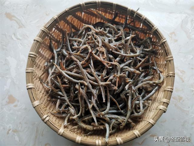 教你自己在家做香辣小鱼干，麻辣过瘾，一口一个，好吃到停不下来
