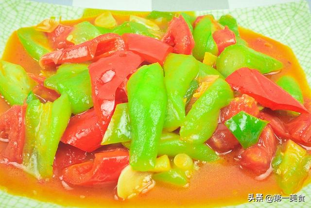 西红柿炒丝瓜（丝瓜作为夏季时令菜和番茄绝配）