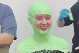 漫威星云晒幕后化妆，上半身被涂绿色石膏，网友：又来祸害美女了图片