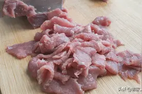 炒牛肉一定不要直接下锅，教你实用小技巧，牛肉嫩滑好吃口感超棒图片