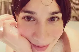 韩庚35岁娇妻晒泡澡美照，仅用泡沫遮身体，网友：韩庚不吃醋？图片