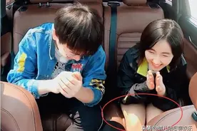 张子枫穿超短裤坐车，导演组忘记给准备毛毯，她的救场方式很经典图片