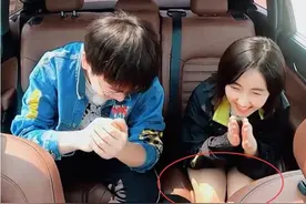 张子枫穿超短裤坐车，导演组忘记给准备毛毯，她的救场方式很经典图片