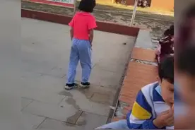 小女孩身穿荧光粉毛衣，依旧遮挡不住高颜值，网友：时尚弄潮儿啊图片