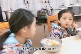双胞胎争论“哪里来”，妹妹强势姐姐哭，性格相差太大宝妈怎么教图片