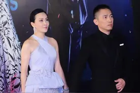 刘嘉玲太疯狂，拖着一半裙摆登场！脚踩10㎝细针鞋成直角，很敢穿图片