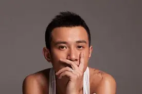 文章隐藏多年的爹曝光，成龙都要敬他三分，文章也成了“星二代”图片