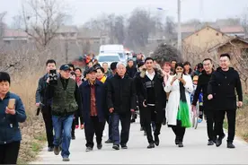 一家族流落海外381年，现拿族谱来祖国认祖归宗：我是中国人图片