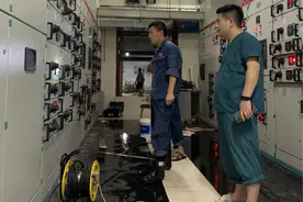 郑州医院主任独自奔赴配电室抽水：停电时有患者做手术，4000万设备被淹，我心都凉了，已做好牺牲准备图片