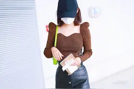 李沁越来越会玩，“反季节”穿搭秀美腿酷帅又时尚，还挺有女人味图片