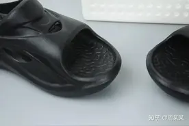 穿着拖鞋去开庭！害怕穿帮，我花了十几分钟“挪”出法院 | 律师自述图片