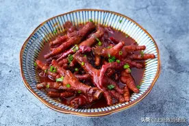 告别绝味周黑鸭！鸡爪这样在家做，麻辣鲜香好过瘾图片